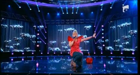 A venit cu o geantă plină de vise! Carmen Belenasi a umplut scena cu o fericire molipsitoare. Cheloo: "Am căutat toată viaţa mea o dansatoare ca tine pentru Paraziţii"