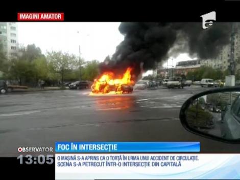 O maşină a luat foc în trafic. Autoturismul s-a aprins ca o torţă