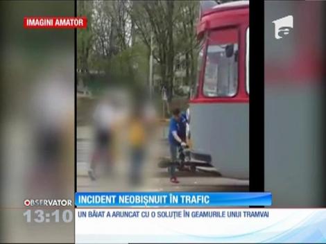 Incident neobişnuit în trafic. Copil obraznic, pedepsit de un vatman nervos