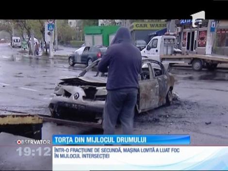 O maşină a luat foc într-o intersecţie din Bucureşti