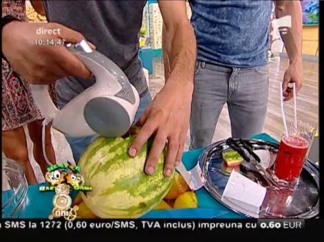 Au băgat mixerul într-un pepene. Rezultatul este genial!
