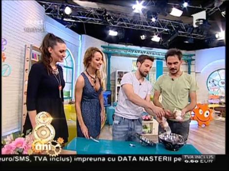 Cum poţi să cureţi o căpăţână de usturoi în câteva zeci de secunde