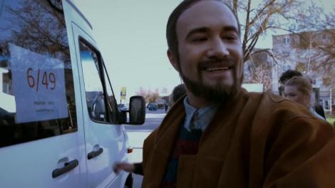 Andrei Versace merge la serviciu cu microbuzul