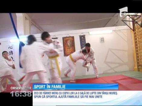 La Târgu Mureş, părinţii merg cu copiii lor să facă judo