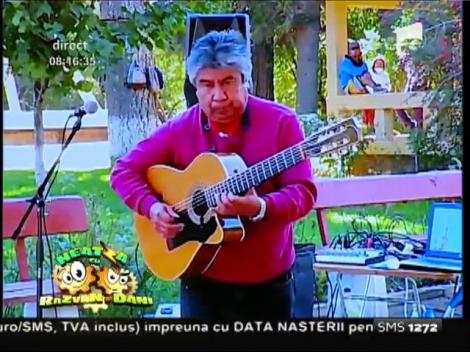 Smiley News: Wow, toţi s-au oprit să-l asculte! Omul-chitară transformă strada într-o scenă!