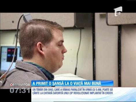 La cinci ani după ce a rămas paralizat, un tânăr poate să cânte din nou la chitară
