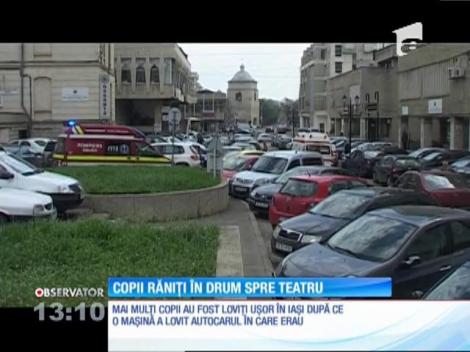 Un autocarul plin cu elevi a fost lovit de o maşină. Doi dintre copii au fost răniţi