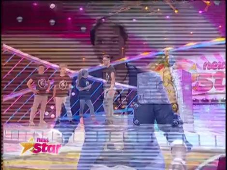 Ehee, Dane, așa &icirc;ți trebuie! Negru a rămas suspendat la &icirc;nălțime! "Băăăi, să-mi aducă cineva o scară!"