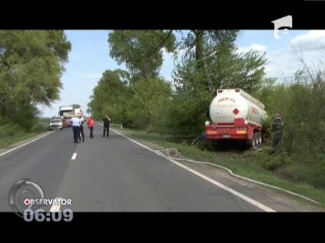 Pericol de explozie. O cisternă cu 36 de tone de combustibil s-a răsturnat pe șosea