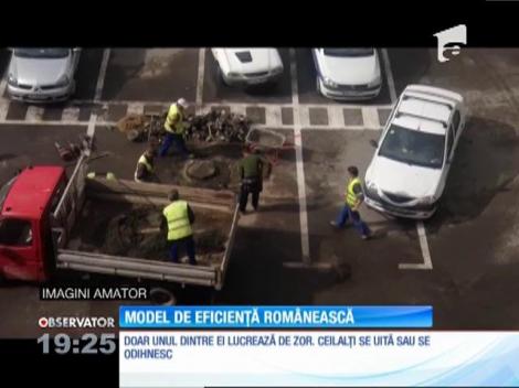 Şase muncitori şi doi supraveghetori au contribuit la repararea asfaltului, în jurul unei guri de canal