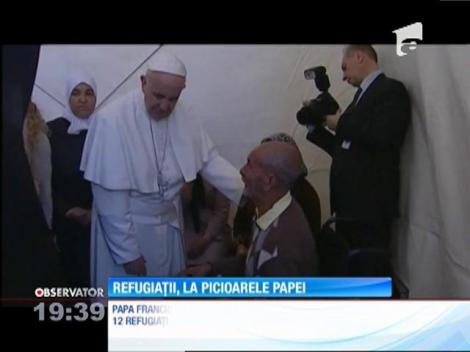 Scene emoţionante! Refugiații, la picioarele Papei
