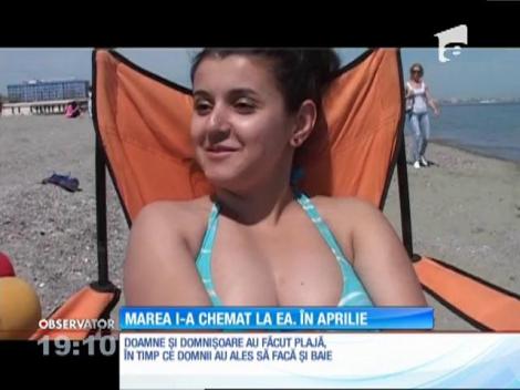 Turiştii au ajuns pe litoral. Apa a avut 12 grade Celsius