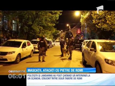 Mascații din Baia Mare, atacați cu pietre de romi