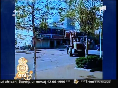 Smiley News: Chinezii se bat în excavatoare