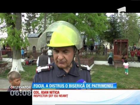 O biserică cu o vechime de peste 150 de ani, din judeţul Neamţ, s-a făcut scrum