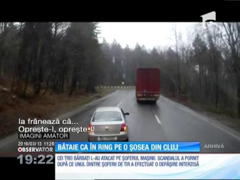 Şoseaua nu e ring de box, dar bătaia în trafic e sport naţional! Mai mulţi şoferi de TIR au atacat un tânăr, pe un drum din Cluj