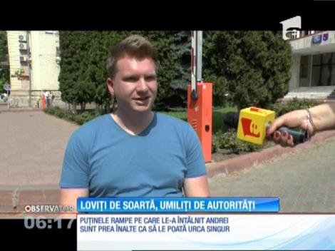 Bordurile înalte îi pun în dificultate pe oamenii cu dizabilităţi din Piatra Neamţ.