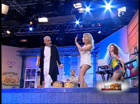 Ți-o amintești de Betty de la Etnic? A lăsat muzica populară și s-a transformat într-o blondă sexy, care cântă și dansează latino