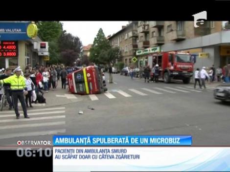 Un microbuz a izbit în plin o ambulanţă SMURD care se afla în misiune, pe o stradă din Arad