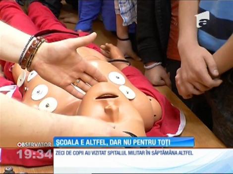 Zeci de copii au vizitat spitalul Militar în Săptămâna Altfel