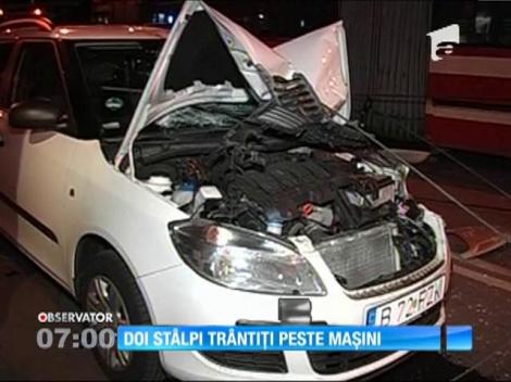 Un troleibuz a doborât doi stâlpi de electricitate peste două maşini care se aflau în trafic
