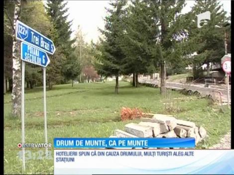 Şoseaua care face legătura între Predeal şi Cabana Trei Brazi arată ca după război