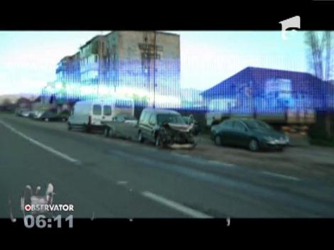 Trei poliţişti au ajuns la spital după ce au fost implicaţi într-un accident rutier