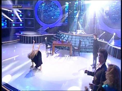 Un travesti corect, corespunzător, aferent. Theo Rose, varianta mini a lui Randi