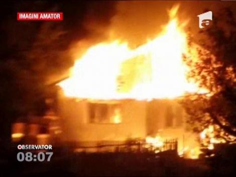 Trei familii din Sinaia au rămas pe drumuri, după ce un incendiu violent le-a distrus casa