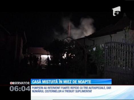 O casă a fost mistuită de flăcări într-o comună din Dâmboviţa
