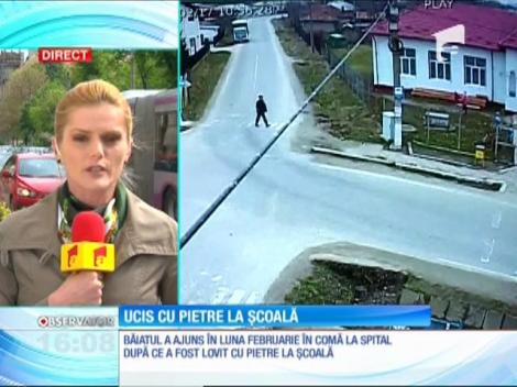 Băiatul de nouă ani bătut cu pietre în curtea şcolii a murit