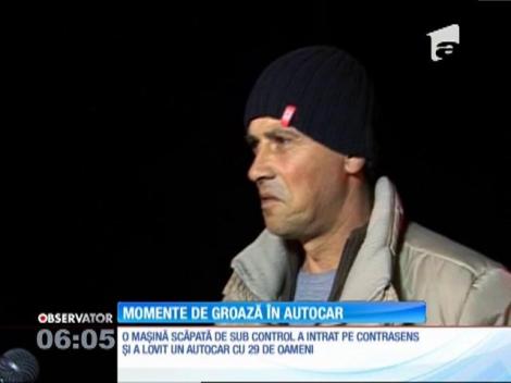 A fost cod roşu azi noapte pentru salvatorii din judeţul Timiş după ce un autocar cu 29 de pasageri a spulberat o maşină