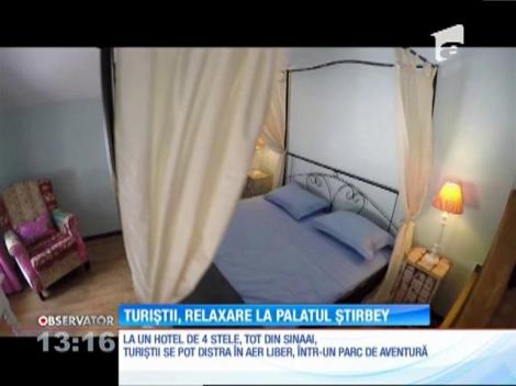 Turiştii, relaxare la Palatul Ştirbey