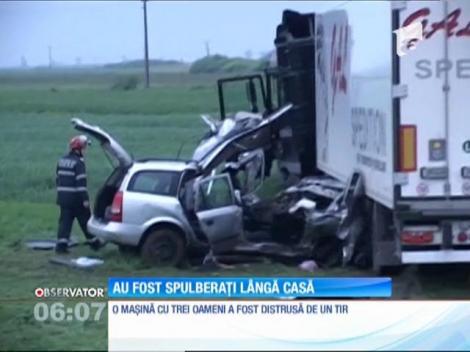 O mașină cu trei oameni a fost distrusă de un TIR