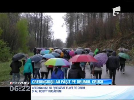 Credincioșii au pășit pe Drumul Crucii