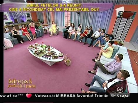 Băieții au avut o sarcină importantă de îndeplinit: să încondeieze ouăle de Paște