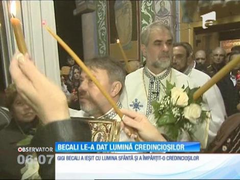 Gigi Becali a ieșit din biserică, cu lumina sfântă, înaintea preoțior