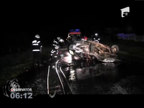 Un autoturism cu cinci tineri a izbit frontal o altă mașină