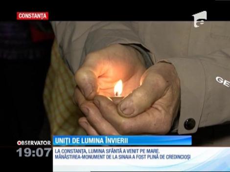 Mii de oameni s-au adunat în Noaptea de Înviere în jurul fiecărei biserici