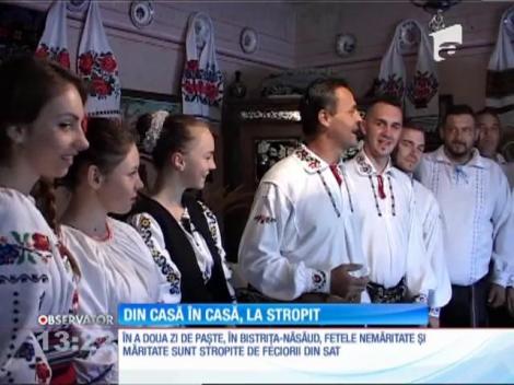 În Ardeal, fetele sunt stropite cu parfum de feciori