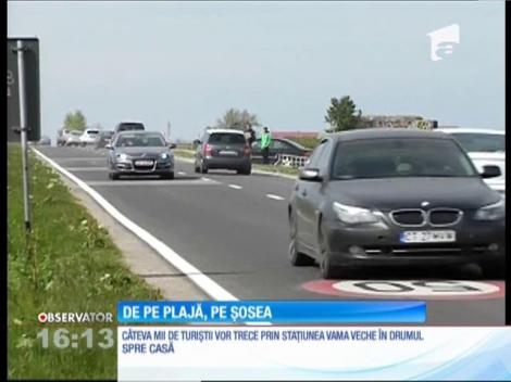 Zeci de mii de turiști se întorc de pe litoral spre case