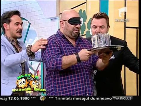 Lupta între jurați la ”Chefi la cuțite”! Legați la ochi, trebuie să facă munca unui ajutor ospătar!