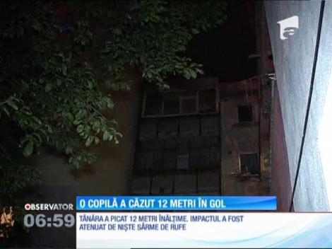 Abătută din cauza certurilor între părinţii ei, o copilă s-a aruncat 12 metri în gol