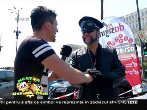 Domnilor, imaginile astea sunt pentru voi! Salonul Auto Moto, demonstraţie de cai putere, imaginație și picturi pe trupul gol