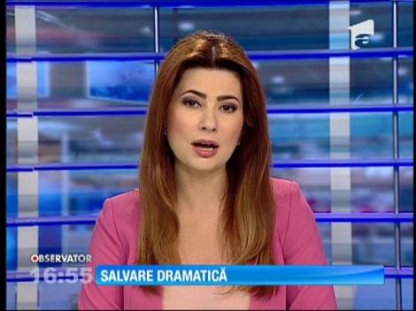 Imagini dramatice! O mamă şi cei trei copii ai ei au fost salvaţi de câţiva militari americani, după ce s-au aruncat de la etajul unui imobil cuprins de flăcări