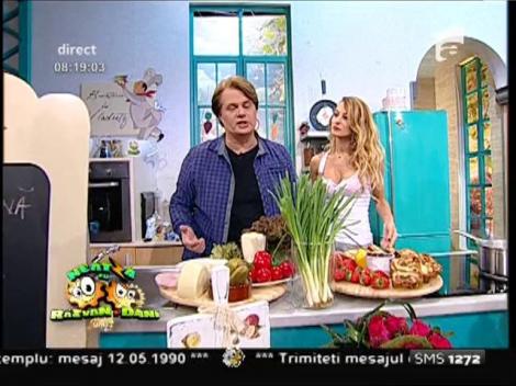 Ți-au rămas cozonac și ouă de Paște? Nu le arunca! Încearcă salată din ouă și savarine din cozonac uscat