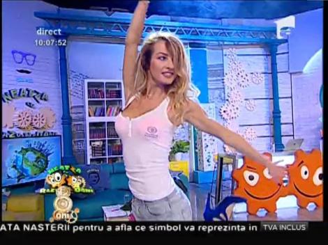 Să vină varaaaaa! Flavia, ținută de "aprins călcâiele": decolteul și dansul vecinei ne-au făcut ziua mai frumoasă!