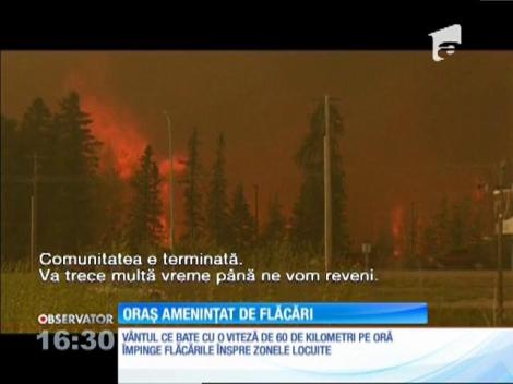 Un incendiu uriaş de pădure ameninţă un oraş întreg din Canada. 80 de mii de oameni, evacuaţi de urgenţă