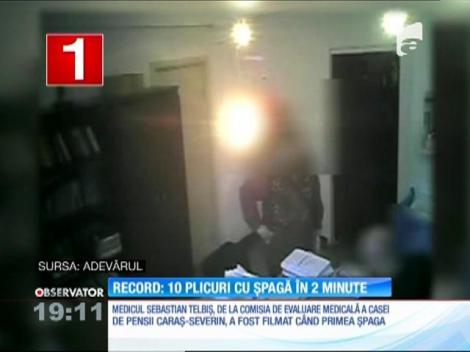 Un medic a fost filmat când primea şpagă pe bandă rulantă
