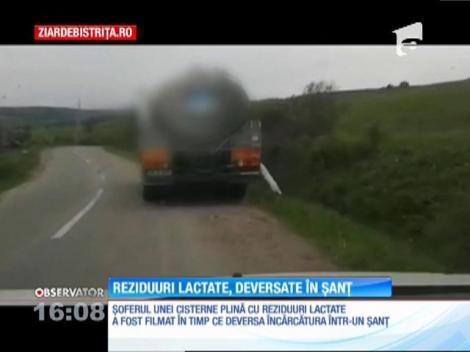 Şoferul unei cisterne surprins în timp ce deversa reziduuri lactate într-un şanţ de pe marginea drumului